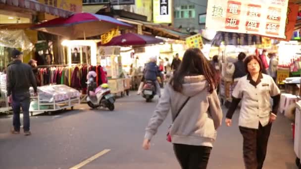Eladók és a vásárlók Bálint éjszaka piacot Jungho kerületben, defocused — Stock videók