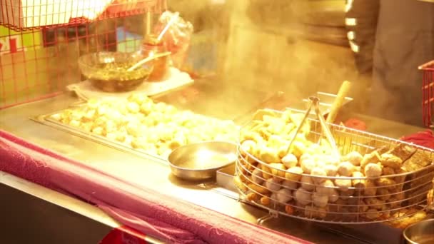 Gnocchi grigliate al venditore nel mercato notturno di Lehua Taiwan — Video Stock