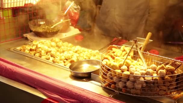 Dumplings a la parrilla en el vendedor en el mercado nocturno de Lehua Taiwán — Vídeos de Stock