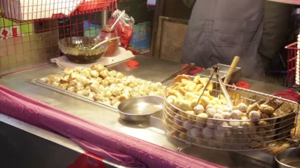 Пельмени гриль в поставщике в Lehua Night Market Тайвань — стоковое видео