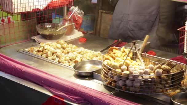 Dumplings a la parrilla en el vendedor en el mercado nocturno de Lehua Taiwán — Vídeos de Stock