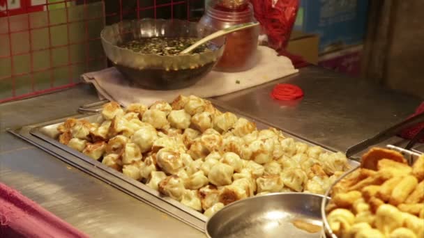 Dumplings a la parrilla en el vendedor en el mercado nocturno de Lehua Taiwán — Vídeos de Stock