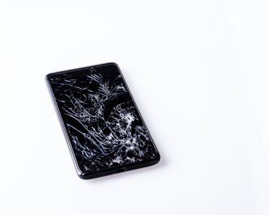 kırık ekran üzerinde beyaz izole ile hareket eden smartphone. 