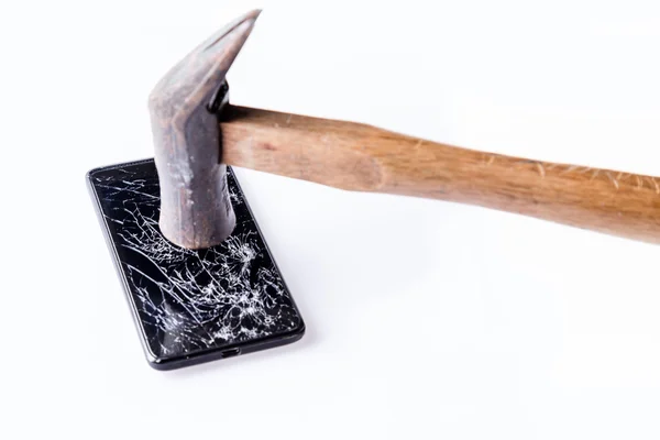 Palu dan smartphone dengan layar yang rusak berwarna putih . — Stok Foto