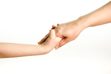 Anne ve kızı el ele tutuşuyorlar.