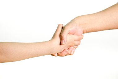 Anne ve kızı el ele tutuşuyorlar.