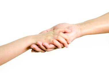 Anne ve kızı el ele tutuşuyorlar.