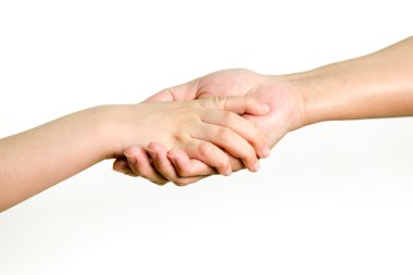 Anne ve kızı el ele tutuşuyorlar.