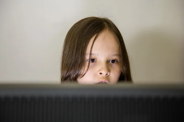 Ung flicka tittar på datorskärmen — Stockfoto