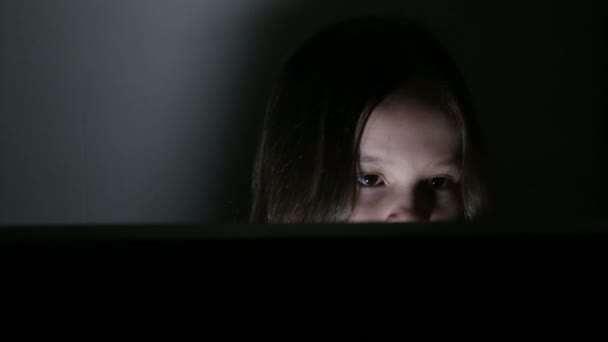 Fata se uită la ecranul PC — Videoclip de stoc