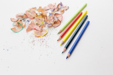 Renk kalem boya kalemi ve kalem talaş
