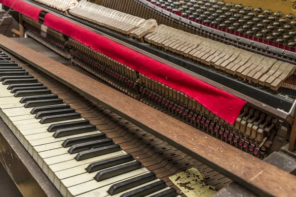 Velho piano abandonado — Fotografia de Stock