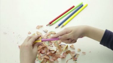Renkli kurşun kalem kalem keskinleştirmek eller