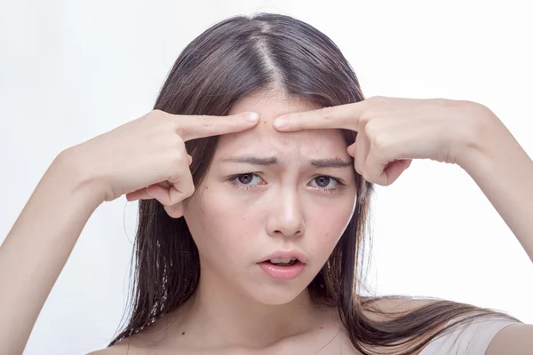Asyalı kadın alnına nokta sıkma — Stok fotoğraf