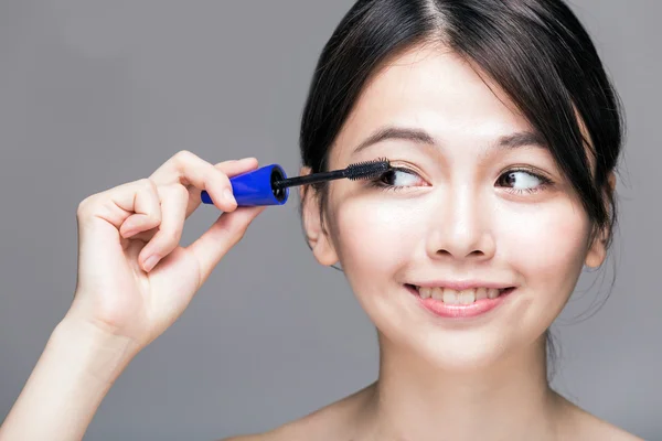 Asiatische weibliche Anwendung Mascara — Stockfoto