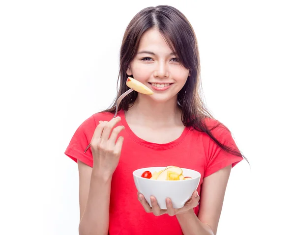 Mulher chinesa segurando tigela de frutas — Fotografia de Stock