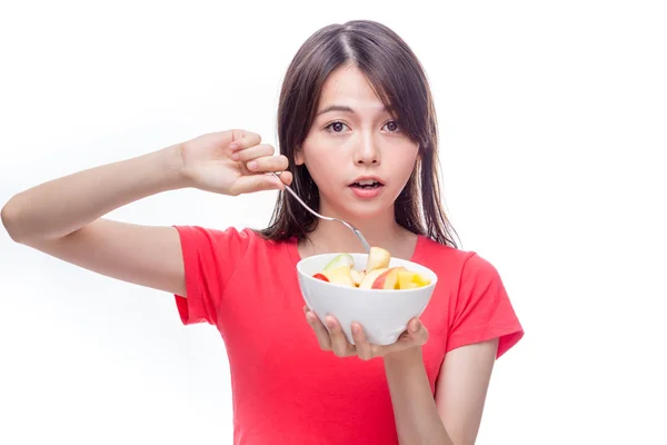 Mulher chinesa segurando tigela de frutas — Fotografia de Stock