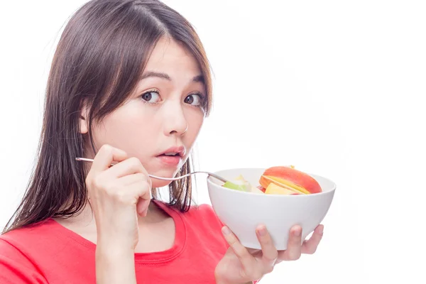 Mulher chinesa segurando tigela de frutas — Fotografia de Stock