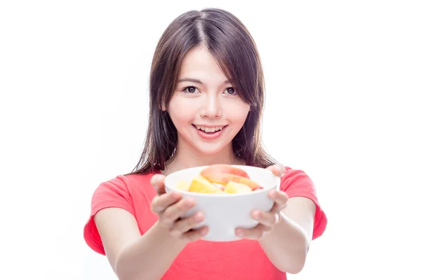 Mulher chinesa segurando tigela de frutas — Fotografia de Stock