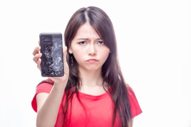 Kırık cep telefonu ile Çinli kadın