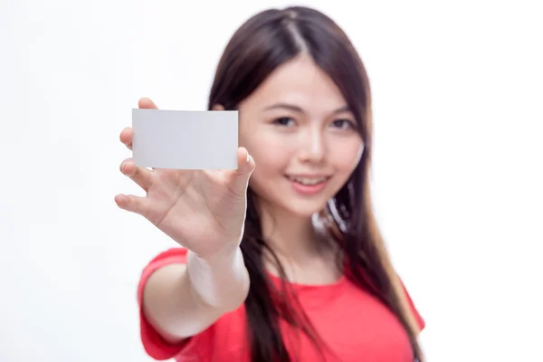 Mulher asiática segurando cartão de visita em branco — Fotografia de Stock