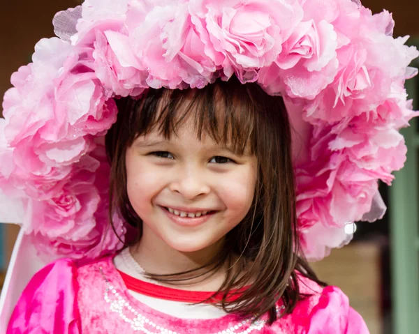 Junges Mädchen mit rosa Blumenhut — Stockfoto