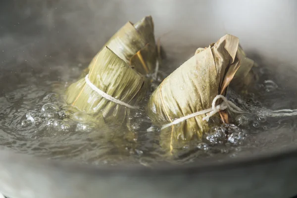 Zongzi in un wok — Foto Stock