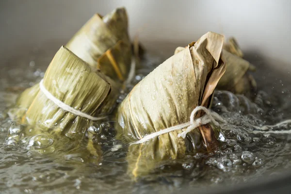 Zongzi em um wok — Fotografia de Stock