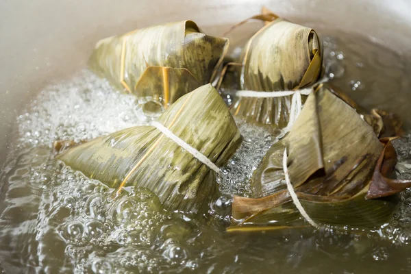 Zongzi en un wok — Foto de Stock