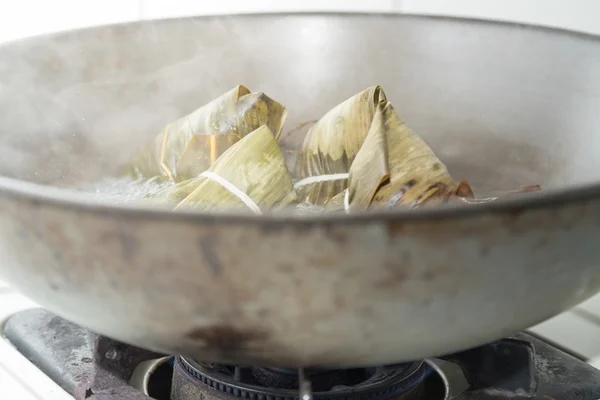 中華鍋で Zongzi — ストック写真