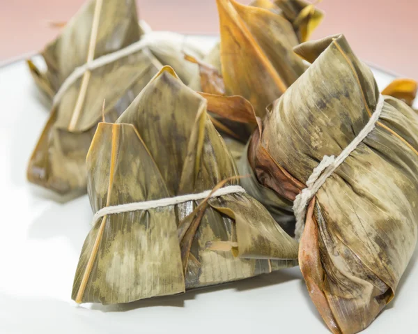 Zongzi、プレートで提供しています — ストック写真