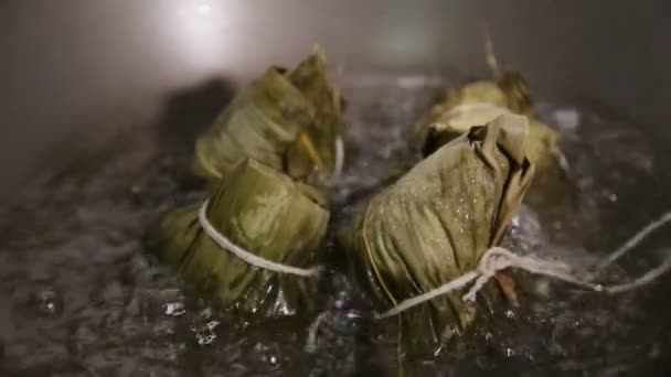 Zongzi kochen im Wok — Stockvideo