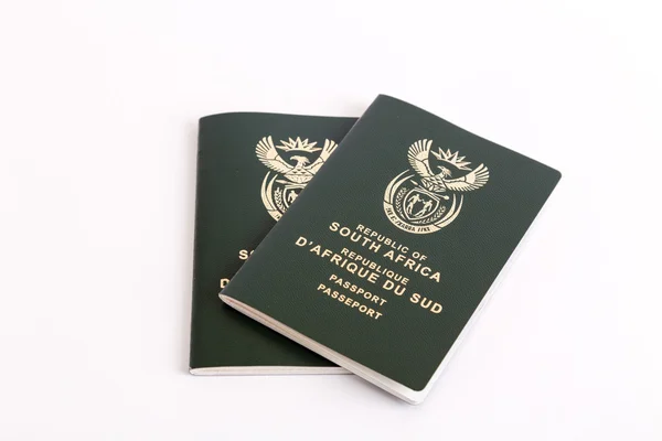 Zuid-Afrikaanse paspoorten op witte achtergrond — Stockfoto