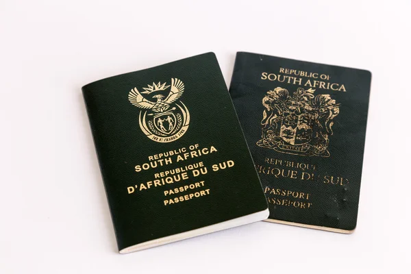 Старые и новые паспорта ЮАР на белом фоне — стоковое фото