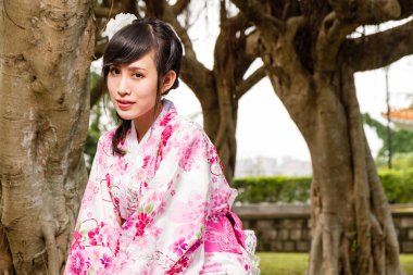 Bahçe kimono içinde Asyalı kadın