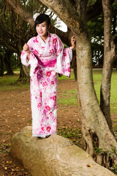 Asiatico donna in kimono in giardino — Foto Stock