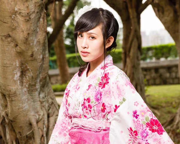 Mujer asiática en kimono en jardín — Foto de Stock