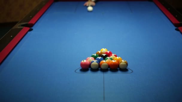 Spiel mit Pool — Stockvideo