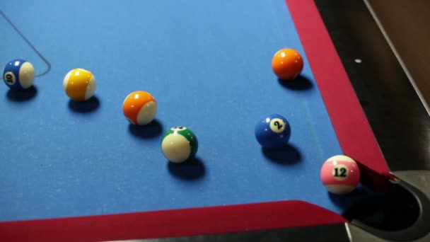 Spiel mit Pool — Stockvideo