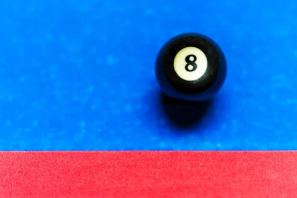 Pool table with eight-ball next to cushion — Zdjęcie stockowe