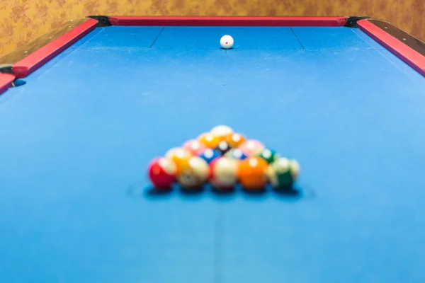 Balls racked on pool table — Zdjęcie stockowe