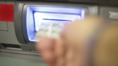 ATM kartı yuvaya takma