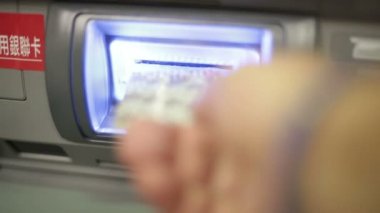 ATM kartı yuvaya takma