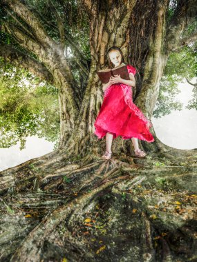 Genç kız okuma büyülü kitap