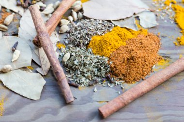 Baharatlar ahşap masada