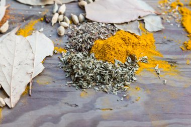 Baharatlar ahşap masada