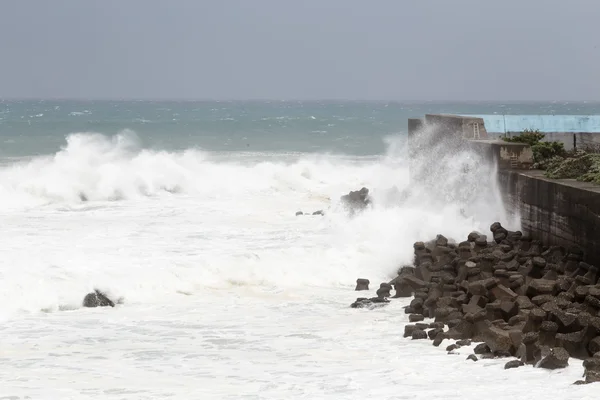 Mar tempestuoso durante o tufão, ondas batendo na parede da barreira — Fotografia de Stock