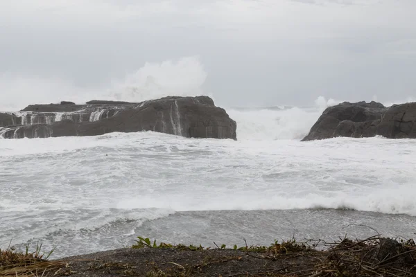 Mar tempestuoso com ondas batendo em rochas — Fotografia de Stock