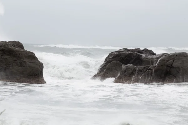 Stormigt hav med vågorna kraschar på stenar — Stockfoto