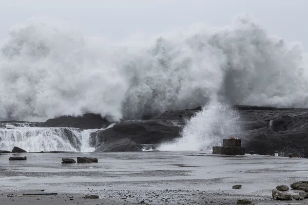 Mar tormentoso con olas estrellándose sobre rocas — Foto de Stock